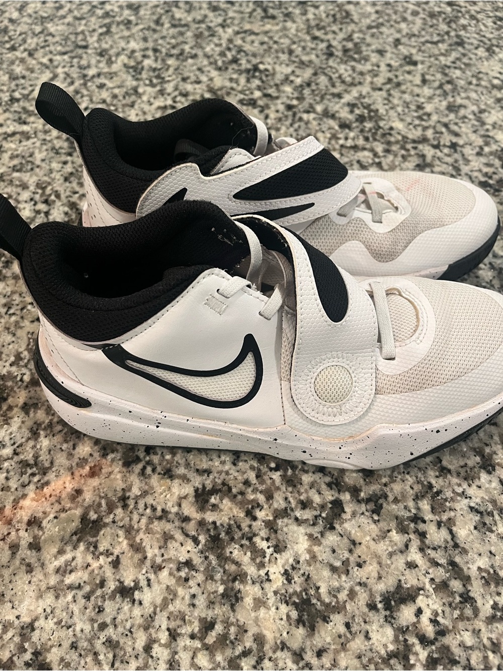 ✔️Nike Kids' White and Black Basketball 👟